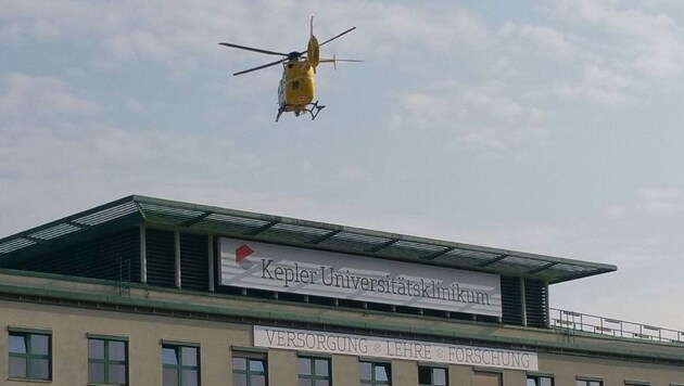 Der Zweijährige wurde mit dem Notarzthubschrauber ins Linzer Uniklinikum geflogen. (Bild: "Kronen Zeitung")