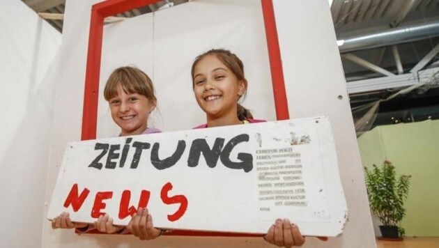 Zorana und Fiona (beide 9) freuen sich darauf, Chef-Redakteurinnen bei einer Zeitung zu sein (Bild: Markus Tschepp)