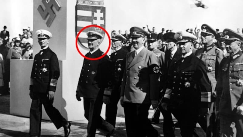 Miklos Horthy (rot markiert) mit Adolf Hitler (4. von links) 1938 in Kiel (Bild: AFP)