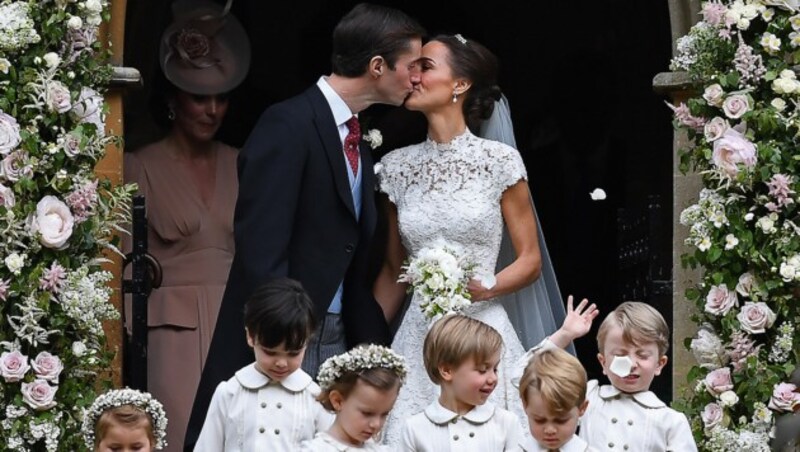 Der erwartete Kuss für die Fotografen (Bild: AFP)