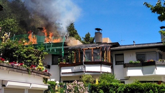 Das Feuer brach im Dachstuhlbereich dieses Einfamilienhauses in Absam aus. (Bild: zeitungsfoto.at)