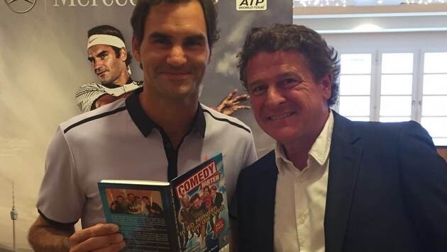 Beim Schmökern: "Krone"-Tennis-Experte Moizi mit Federer (Bild: www.comedyhirten.at)