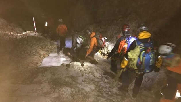 Die Bergretter mussten mitten in der Nacht am Birgkar etliche Schneefelder überwinden. (Bild: Bergrettung Mühlbach)