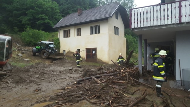 Die Mure im Stifter Graben in Griffen hat drei Wohnhäuser arg in Mitleidenschaft gezogen. (Bild: Christian Spitzer)