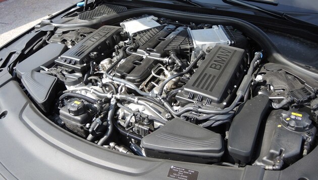 Der V12-Motor im BMW M760Li leistet 585 PS (Bild: Stephan Schätzl)
