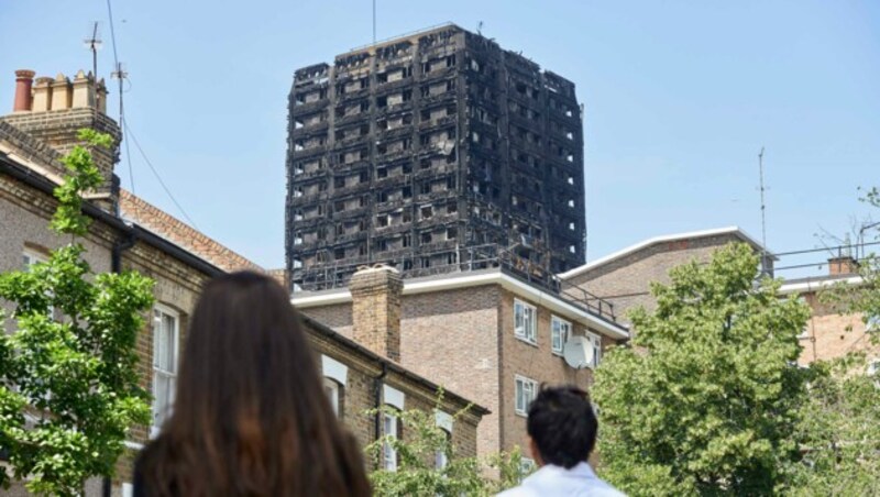 Wie ein Mahnmal thront der Grenfell Tower über dem Stadtteil im Norden Londons. (Bild: AFP)