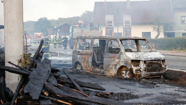 Die Flammen griffen von diesem Kleinlaster auf das Sägewerk in Lengau über. (Bild: Pressefoto Scharinger © Daniel Scharinger)