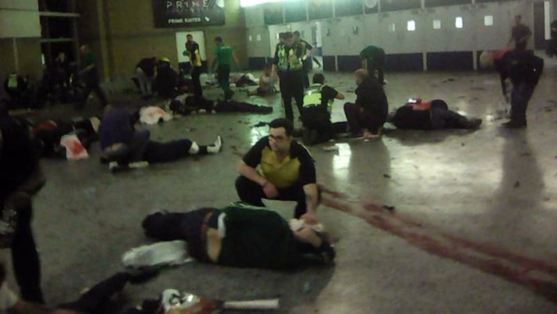 Schreckliche Szene aus dem Inneren der Konzerthalle kurz nach dem Bombenanschlag (Bild: AP)