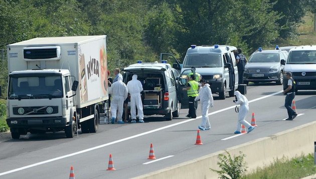 71 Menschen, unter ihnen vier Kinder, wurden im August 2015 tot in diesem Lkw auf der A4 entdeckt. (Bild: APA/Roland Schlager)