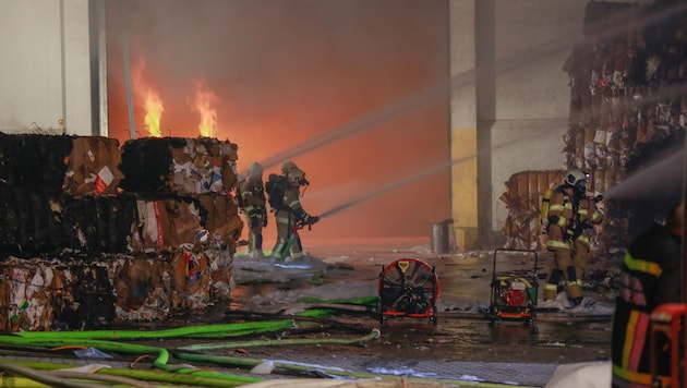 18 Feuerwehr-Teams versuchten stundenlang die Flammen in der Lagerhalle unter Kontrolle zu bringen. (Bild: manfred Fesl)