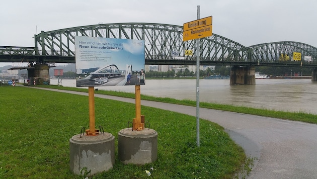10. August 2016: Da war sie noch da, die alte Linzer Eisenbahnbrücke, auch wenn in Urfahr was fehlte (Bild: Werner Pöchinger)