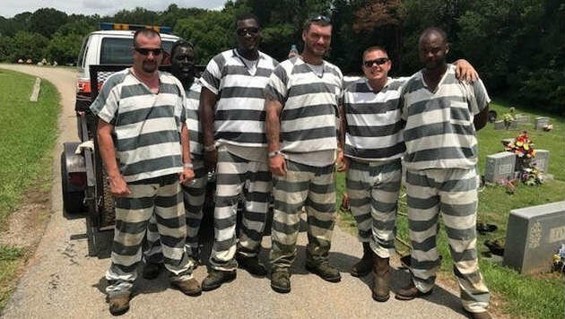 Diese sechs Häftlinge im US-Bundesstaat Georgia wurden zu Lebensrettern. (Bild: WXIA-TV)