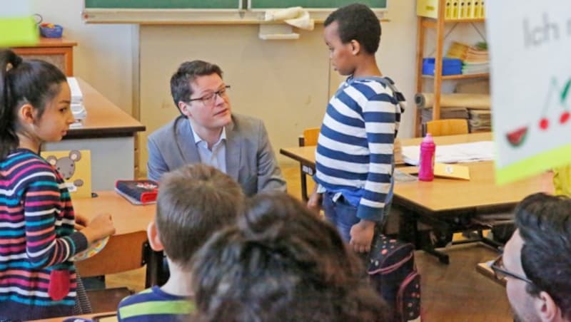 Jürgen Czernohorszky zu Besuch in einer Schule (Bild: Martin A. Jöchl)