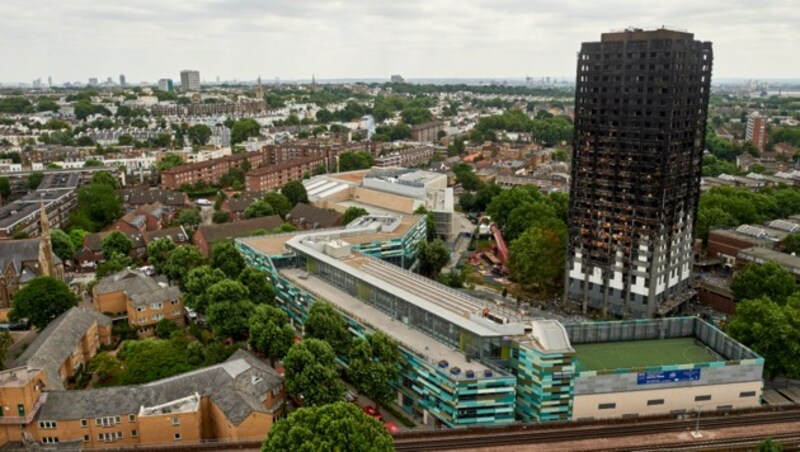 Wie ein Mahnmal thront der Grenfell-Tower über Kensington. (Bild: AFP)