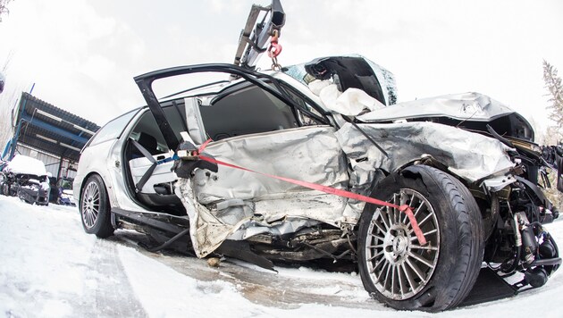 Der VW Passat des jungen Lienzers wurde komplett zerstört. (Bild: Brunner Images)
