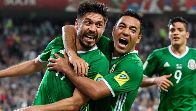 Die Mexikaner Oribe Peralta und Marco Fabian freuen sich über ihren Sieg. (Bild: Associated Press)