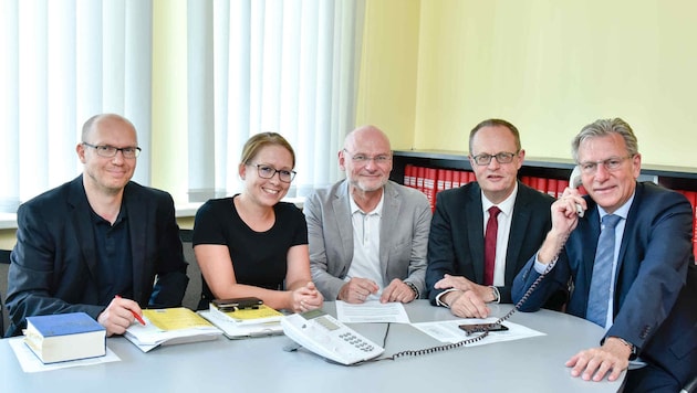 Landesschulratspräsident Fritz Enzenhofer(rechts) mit Experten beim großen "Krone"-Zeugnistelefon. (Bild: Markus Wenzel)