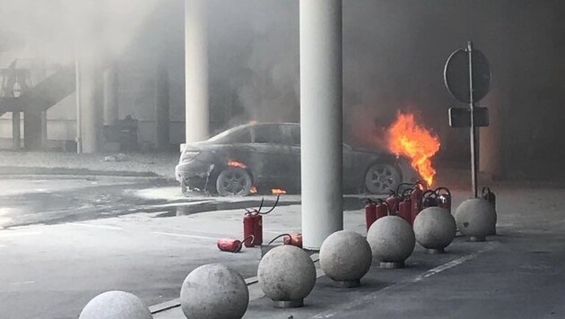 Dieser Mercedes brannte heute Vormittag unter der PlusCity-Terrasse aus. (Bild: Krone)