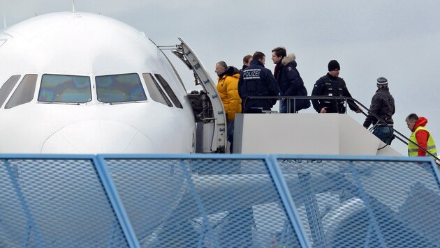 Abgelehnte Asylwerber werden unter strengen Sicherheitsvorkehrungen außer Landes gebracht. (Bild: AP)