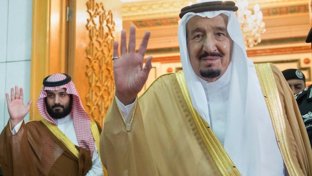 König Salman (re.) mit seinem Kronprinzen Mohammed bin Salman (Bild: AP)