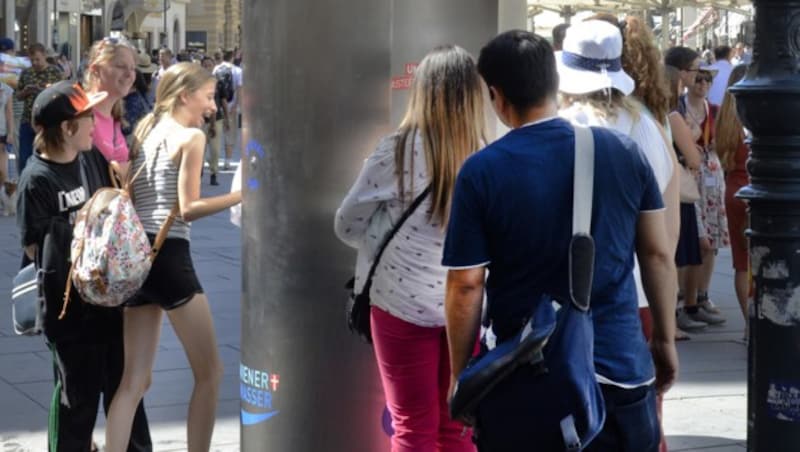 Passanten vor einer Trinkwasser-Säule am Graben in Wien (Bild: APA/SARAH KVECH)