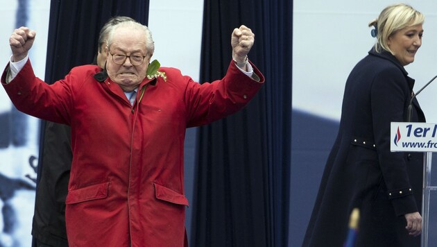 2015 ließ Marine Le Pen ihren Vater aus der Partei werfen. (Bild: AFP)