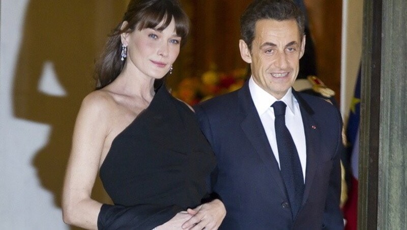 Sarkozy und First Lady Carla Bruni bei einem Staatsempfang im Elysee-Palast 2011. (Bild: IAN LANGSDON/EPA/picturedesk.com)