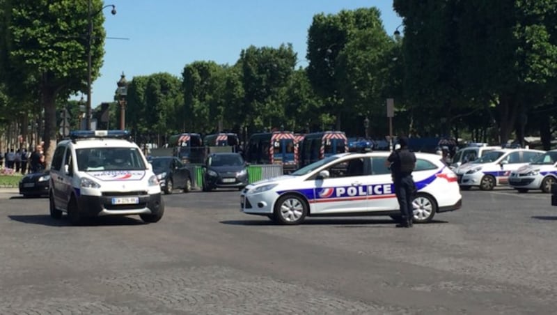 Die Champs-Elysees wurde evakuiert. (Bild: AP)