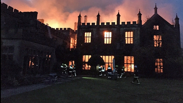 Das Anwesen in Südengland wurde ein Raub der Flammen. (Bild: twitter.com/DWFRSCraigBaker)