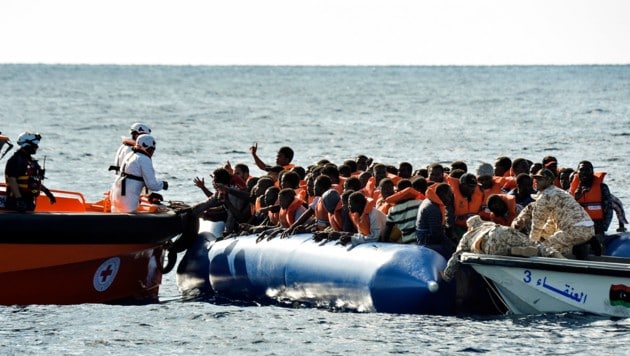 Eine Rettungsaktion für Flüchtlinge (Bild: ANDREAS SOLARO/AFP)