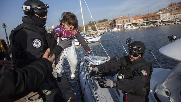 Frontex-Beamte im Einsatz (Bild: AP)