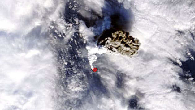 Ein Ausbruch des Untersee-Vulkans Bogoslof aus dem All fotografiert (Bild: NASA/Goddard Space Flight Center)