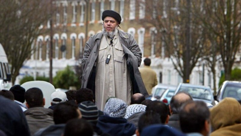 Terror-Prediger Abu Hamza al-Masri vor der Finsbury Park Moschee (Bild: AFP)