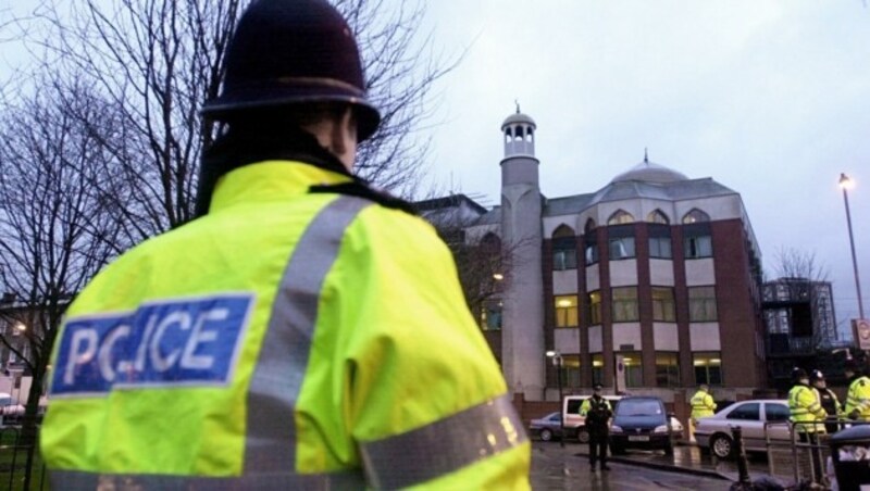 Hunderte Polizisten stürmten die Finsbury Park Moschee im Jahr 2003. (Bild: AFP)