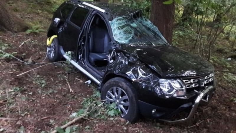 Die Lenkerin musste per Bergeschere aus dem Wrack geschnitten werden. (Bild: FF St. Walburgen)