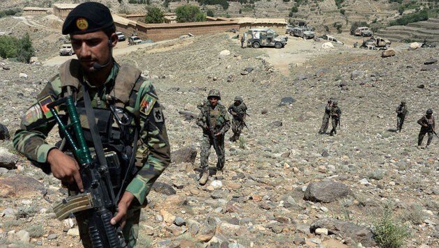 Afghanische Soldaten im Kampf gegen den IS (Bild: AFP)