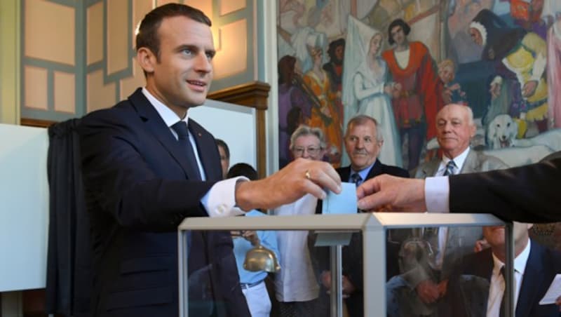 Macron an der Wahlurne (Bild: AFP or licensors)