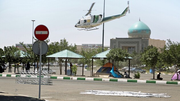 Ein Hubschrauber über dem Khomeini-Mausoleum in Teheran (Bild: HASAN SHIRVANI/MIZA NEWS/AFP)
