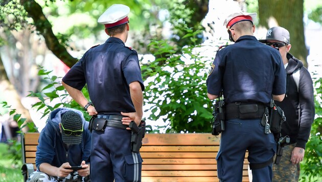 Polizeistreifen kontrollieren immer wieder die Linzer Drogen-Hotspots - deshalb konnten nun zwei Lieferantenbanden zerschlagen werden. (Bild: Harald Dostal)