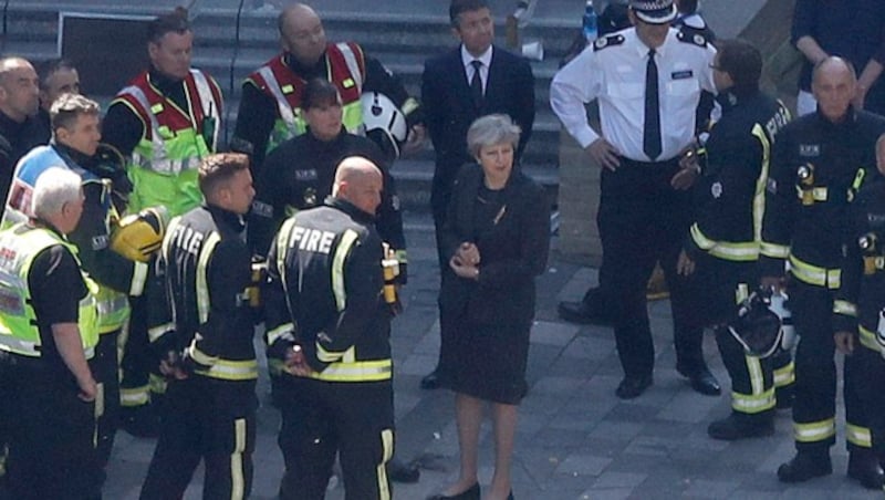 Premierministerin Theresa May am Brandort in London (Bild: AP)