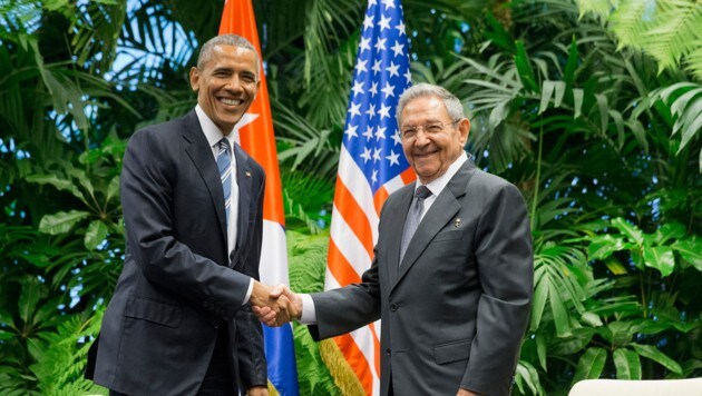 Öffentlichkeitswirksamer Handshake zwischen Barack Obama und Raul Castro in Havanna (Bild: ASSOCIATED PRESS)