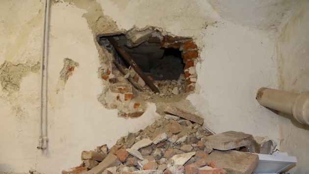 Am 25. Mai waren Unbekannte über ein Loch in der Wand in ein Welser Juweliergeschäft eingebrochen. (Bild: laumat.at)