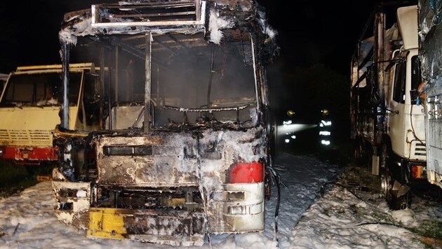 Der Autobus brannte völlig aus (Bild: FF Steinberg-Rohrbach)