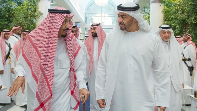 Saudi-König Salman bin Abdulaziz Al-Saud (li.), Abu Dhabis Kronprinz Mohammed bin Zayed Nahyan (Bild: AP)