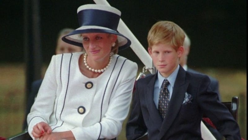 Diana mit Prinz Harry im Jahr 1995 (Bild: AP)