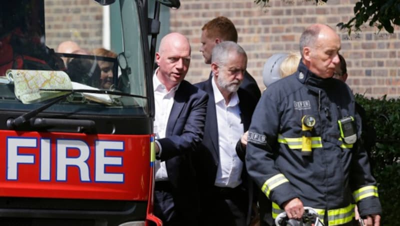 Auch der britische Labour-Chef Jeremy Corbyn besuchte den Ort der Tragödie (Bild: AP)