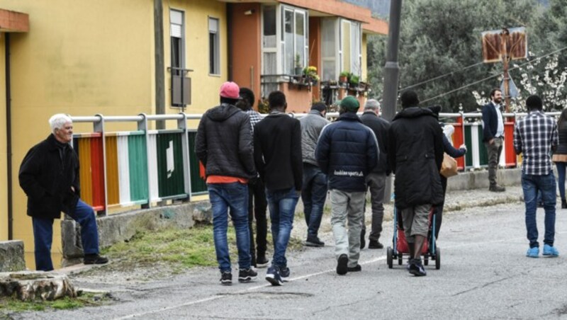 Die Flüchtlingscamps in Italien sind heillos überfüllt - vor allem im Süden des Landes. (Bild: AFP)