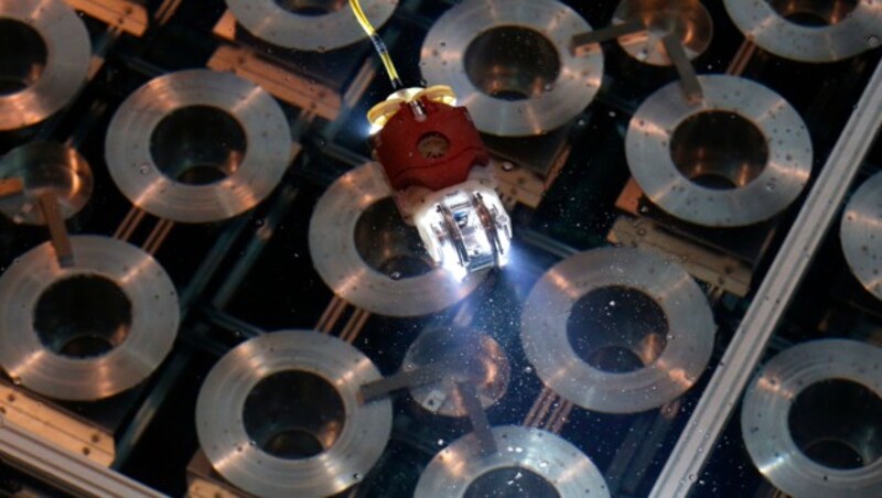 Mit ferngesteuerten Robotern wird im havarierten AKW Fukushima die Strahlung gemessen. (Bild: AP)