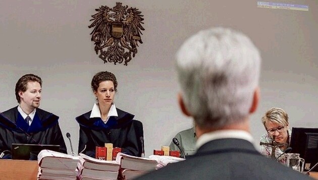 Hofrat Paulus wird von Richterin Anna Sophia Geisselhofer einvernommen. (Bild: Markus Tschepp)