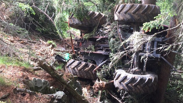Der abstürzende Traktor wurde schließlich von Bäumen aufgehalten. (Bild: APA/LPD K€RNTEN)